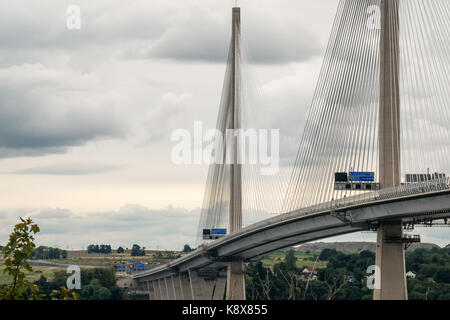 Vue sur le nouveau pont Forth, Queensferry Crossing, Firth of Forth, Écosse, Royaume-Uni, avec trafic après ouverture août 2017 Banque D'Images