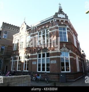 Ancienne école juive (1886) dans l'ancien quartier juif de Leeuwarden, Frise, Pays-Bas. (Croix de 2 images) Banque D'Images