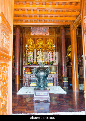 Hue, Vietnam - 13 septembre 2017 : de belles statues en or à l'intérieur d'un temple magnifique avec de magnifiques détails ornates à hue citadelle, Vietnam, Asie. célèbre destination touristique site du patrimoine de l'unesco. Banque D'Images