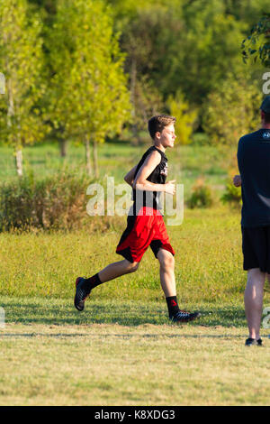 Image d'un cross-country de l'école intermédiaire rencontrez tenue en Oregon, Wisconsin. Banque D'Images