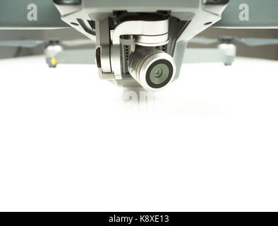 L'objectif de la caméra de surveillance drone sur un fond blanc avec de l'espace texte Banque D'Images