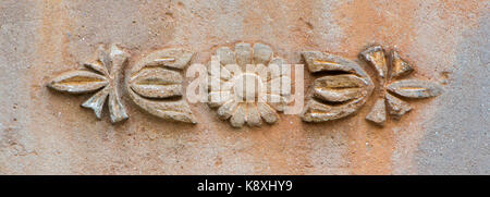 Close-up des armoiries sculptées dans la pierre dans un mur. Banque D'Images