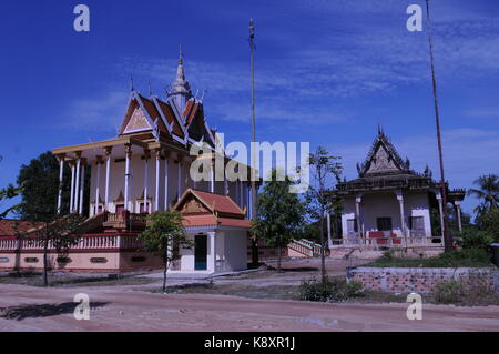 Les temples bouddhistes sur la banque du lac Tonlé Sap. ville de Kompong Chhnang, au Cambodge. © kraig lieb Banque D'Images