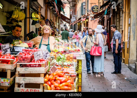 Scène de marché de rue à Bologne avec ananas fruits et légumes à agacé. Banque D'Images