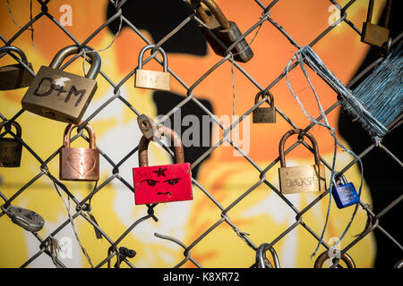 Cadenas rouge de la face sur la chaîne clôture dans shoreditch est de Londres Banque D'Images