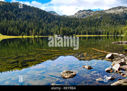 Lac de montagne calme en haute montagne Montana Banque D'Images