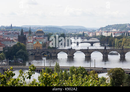 Prague, République tchèque - Le 21 août 2017 : vue de la ville des ponts du haut de Letna Park Banque D'Images