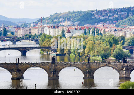 Prague, République tchèque - Le 21 août 2017 : vue de la ville des ponts du haut de Letna Park Banque D'Images