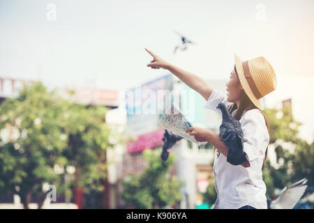 Happy female tourist de voyager sur l'atlas en colombe sur la main pendant les vacances. Banque D'Images