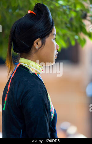 Biasha, Chine - 17 septembre 2007 : les minorités ethniques Miao Femme en bleu traditionnels vêtements et cheveux tressés avant au village Miao bun de Biasha Banque D'Images