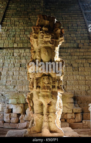 L'Amérique centrale, le Honduras, la ville maya de Copan en ruines. La photo présente stella par les escaliers Banque D'Images