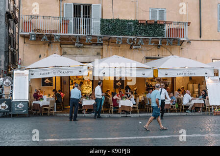 Restaurant trottoir avec les touristes en place romaine a sunny summer Banque D'Images