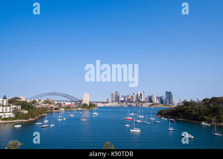 Berrys Bay Lookout à vers Sydney CBD sur une claire, belle journée avec un ciel bleu, The Waverton, Côte-Nord, Sydney, NSW, Australie Banque D'Images