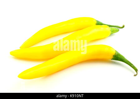 Composition de piments jaunes fraîches isolées dans un fond blanc Banque D'Images