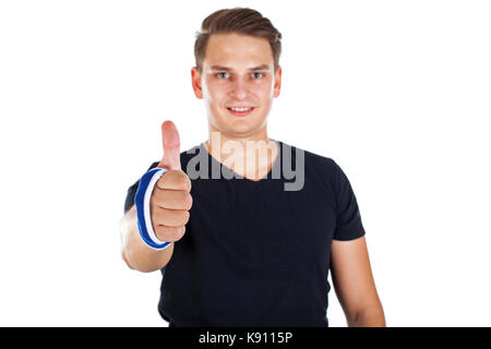 Photo de jeune homme avec bandage élastique bleu sur son poignet sur fond isolé Banque D'Images