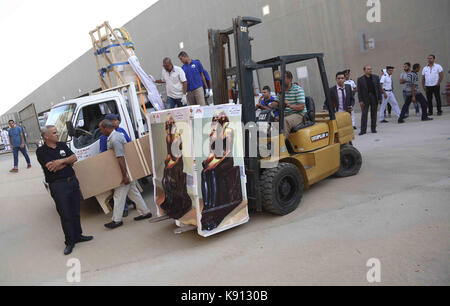 Le Caire, Égypte. 20 septembre 2017. Les travailleurs égyptiens transportent des statues à son arrivée au laboratoire de restauration du Grand Musée égyptien (GEM) au Caire, en Égypte, le 20 septembre 2017. Un lot de statues a été transporté du Musée égyptien au GEM mercredi. Le GEM est encore en construction et devrait être ouvert en 2018 crédit: AMR Sayed/APA Images/ZUMA Wire/Alamy Live News Banque D'Images