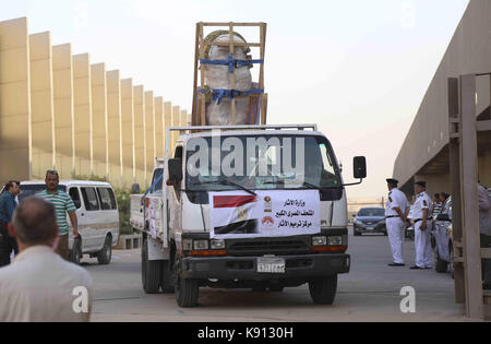 Le Caire, Égypte. 20 septembre 2017. Les travailleurs égyptiens transportent des statues à son arrivée au laboratoire de restauration du Grand Musée égyptien (GEM) au Caire, en Égypte, le 20 septembre 2017. Un lot de statues a été transporté du Musée égyptien au GEM mercredi. Le GEM est encore en construction et devrait être ouvert en 2018 crédit: AMR Sayed/APA Images/ZUMA Wire/Alamy Live News Banque D'Images