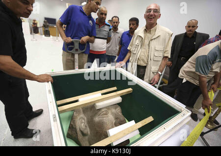 Le Caire, Égypte. 20 septembre 2017. Les travailleurs égyptiens transportent des statues à son arrivée au laboratoire de restauration du Grand Musée égyptien (GEM) au Caire, en Égypte, le 20 septembre 2017. Un lot de statues a été transporté du Musée égyptien au GEM mercredi. Le GEM est encore en construction et devrait être ouvert en 2018 crédit: AMR Sayed/APA Images/ZUMA Wire/Alamy Live News Banque D'Images