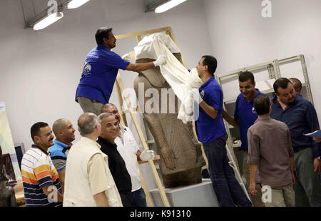 Le Caire, Égypte. 20 septembre 2017. Les travailleurs égyptiens transportent des statues à son arrivée au laboratoire de restauration du Grand Musée égyptien (GEM) au Caire, en Égypte, le 20 septembre 2017. Un lot de statues a été transporté du Musée égyptien au GEM mercredi. Le GEM est encore en construction et devrait être ouvert en 2018 crédit: AMR Sayed/APA Images/ZUMA Wire/Alamy Live News Banque D'Images