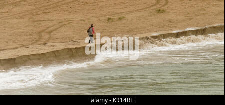 Plage de Crantock, Cornwall, UK. Sep 21, 2017. Les grandes marées météo Royaume-uni remodeler beach dunes à Crantock bay plage de Crantock en tant que membres de tirer le meilleur parti des vagues, 21, Septembre, 2017, Cornwall, UK. Crédit : Robert Taylor/Alamy Live News Banque D'Images