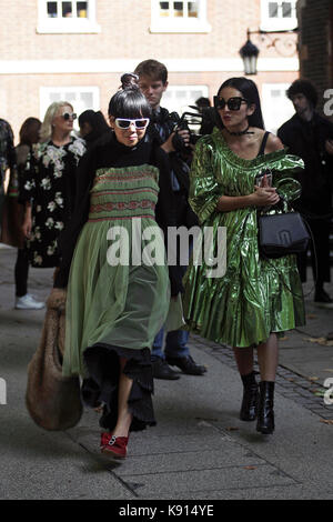 Street style à partir de la deuxième journée de la semaine de la mode de Londres, printemps été 2018, le samedi 16 septembre 2017. image montre susanna lau / susie bubble et styliste tina leung arrivant ensemble habillé en vert à l'équipe Simone rocha show. Banque D'Images