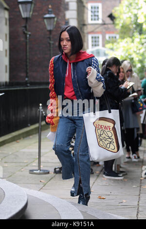 Street style à partir de la deuxième journée de la semaine de la mode de Londres, printemps été 2018, le samedi 16 septembre 2017. image montre fashion tiffany acheteur tsu avec un sac loewe, arrivant à la simone rocha show. Banque D'Images