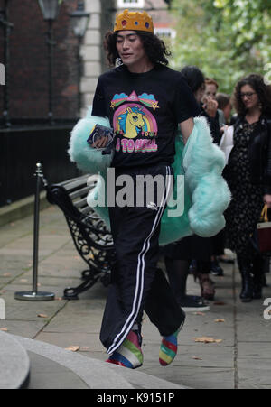 Street style à partir de la deuxième journée de la semaine de la mode de Londres, printemps été 2018, le samedi 16 septembre 2017. image montre le journaliste et blogueur japonais yu masui arrivant à la simone rocha show. Banque D'Images