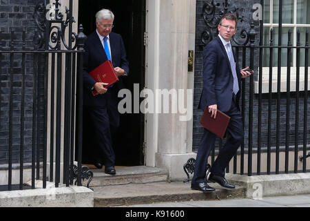 Londres, Royaume-Uni. Sep 21, 2017. sir Michael fallon kcb - secrétaire d'Etat à la défense et Jeremy Wright qc - Procureur général. ministres quitter une réunion spéciale du cabinet à Downing Street à venir du premier ministre britannique, theresa may's discours à brexit et les relations entre la Grande-Bretagne et l'Union européenne le vendredi 22 sep 2017 à Florence. crédit : dinendra haria/Alamy live news Banque D'Images