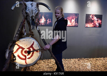 Brno, République tchèque. Sep 21, 2017. Une partie de l'exhibiton jeden kmen (l'une tribu) est vu dans le musée de la ville de Brno, Brno, République tchèque, le 21 septembre 2017. l'exposition invite les visiteurs à une expédition dans un monde d'orcs comme celles écrites par j. r. r. tolkien. crédit : vaclav salek/ctk photo/Alamy live news Banque D'Images