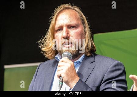 Munich, Bavière, Allemagne. Sep 21, 2017. Toni hofreiter. membres du parti des verts d'Allemagne (bãoendnis grãoenenâ¬ 90/Die) a fait campagne à Munich trois jours seulement avant les élections nationales allemandes. Parmi les apparences étaient spitzenkandidaten atilla ä°lhan ã cem, margarete bause du Landtag de Bavière, chef des verts bavarois dieter janacek, et spitzenduo Claudia Roth (vice-président du Bundestag) und toni hofreiter. Les élections nationales de l'Allemagne pour le poste de chancelier, ainsi que pour les sièges du Bundestag doivent avoir lieu le 24 septembre. Titulaire, Angela Merkel devrait gagner Banque D'Images