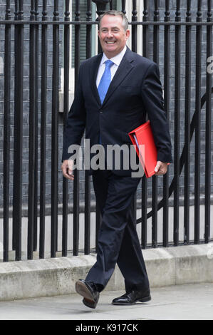 Londres, Royaume-Uni. Sep 21, 2017. secrétaire d'état du commerce international et président de la chambre de commerce liam Fox arrive à assister à une réunion du cabinet à n°10 Downing street crédit : zuma Press, Inc./Alamy live news Banque D'Images