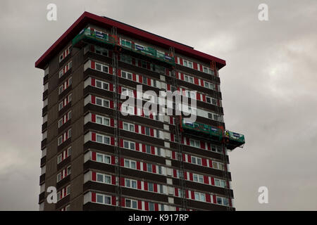 Belfast, Royaume-Uni. Sep 21, 2017. Belfast, Falls Road,, 21 septembre 2017. La Direction du logement d'Irlande du Nord (INHE) sont à contrôler tous les blocs de la tour résidentielle après l'incendie de Grenfell à Londres. Credit : Bonzo/Alamy Live News Banque D'Images