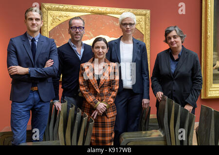 Munich, Allemagne. Sep 21, 2017. roger diederen, directeur de la Kunsthalle München (2.f.l.), et Laurence des cars, directrice du musee d'Orsay (r), avec les conservateurs paul perrin (l), alice thomine-berrada (c, à la fois musée d'Orsay), et nerina santorius (2.fr), conservateur à la Kunsthalle muenchen, lors d'une conférence de presse pour l'exposition 'bon. vrai. beau. Chefs-d le salon de Paris du musée d'orsay' au kunsthalle Muenchen à Munich, Allemagne, le 21 septembre 2017. l'exposition est présentée du 22 septembre 2017 · 28 janvier 2018. crédit : Matthias balk/dpa/Alamy live news Banque D'Images