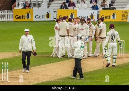 London,UK.21 Septembre 2017. Edward Byrom promenades après Ben Foakes confirme qu'il a été fait tout en ouatine pour Somerset contre Surrey sur la troisième journée du Championnat du comté de Specsavers match à l'Ovale. David Rowe/ Alamy Live News Banque D'Images