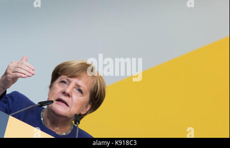 Giessen, ALLEMAGNE. Sep 21, 2017. La Chancelière allemande, Angela Merkel (CDU) s'exprimant sur scène à un événement de campagne électorale de la cdu de Hesse dans la région de Giessen, ALLEMAGNE, 21 septembre 2017. crédit : Frank rumpenhorst/dpa/Alamy live news Banque D'Images