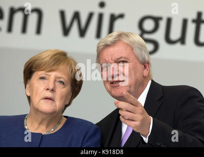 Giessen, ALLEMAGNE. Sep 21, 2017. La Chancelière allemande, Angela Merkel (CDU) et premier ministre de l'hesse volker bouffier (r) sur scène à un événement de campagne électorale de la cdu de Hesse dans la région de Giessen, ALLEMAGNE, 21 septembre 2017. crédit : Frank rumpenhorst/dpa/Alamy live news Banque D'Images