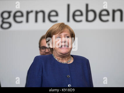 Giessen, ALLEMAGNE. Sep 21, 2017. La Chancelière allemande, Angela Merkel (CDU) réagir comme il est donné un présent sur scène à un événement de campagne électorale de la cdu de Hesse à Giessen, ALLEMAGNE, 21 septembre 2017. crédit : Frank rumpenhorst/dpa/Alamy live news Banque D'Images