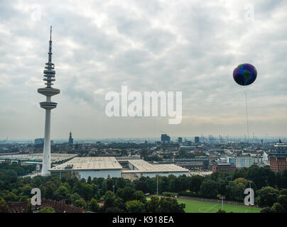 Hambourg, Allemagne. Sep 21, 2017. un gros ballon imprimé avec une carte du monde à Hambourg, Allemagne, 21 septembre 2017. La tour de télévision de Hambourg peut être vu sur la gauche. Le ballon marque la cérémonie de toiture de la Haus der Erde de l'université de Hambourg. crédit : christophe gateau/dpa/Alamy live news Banque D'Images