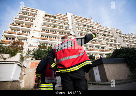 Dortmund, Allemagne. Sep 21, 2017 Les pompiers à l'extérieur de l'Hannibal. hochhauskomplex high-rise building complex à Dortmund, en Allemagne, le 21 septembre 2017. Le service d'incendie de Dortmund envisage d'évacuer l'immeuble complexe avec plus de 400 appartements le jeudi en raison d'un risque d'incendie. crédit : marcel kusch/dpa/Alamy live news Banque D'Images