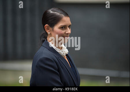 Downing Street, Londres, Royaume-Uni. 21 septembre 2017. La PM Theresa May convoque une réunion spéciale du cabinet au n° 10 après son retour de New York, avant de se rendre à Florence le vendredi 22 septembre pour prononcer un discours majeur sur le Brexit. En novembre 2017, elle a démissionné de son poste de secrétaire d'État au développement international à la suite de divulgations dans les journaux. Crédit : Malcolm Park/Alay Live News. Banque D'Images