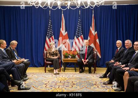 New York, New York, USA. 21e Septembre, 2017. Le président américain Donald Trump lors d'une réunion bilatérale avec le premier ministre britannique theresa may, à la marge de la 72e session de l'assemblée générale des Nations unies, à l'hôtel palace, 20 septembre 2017 à new york. crédit : planetpix/Alamy live news Banque D'Images