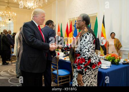 New York, New York, USA. 21e Septembre, 2017. Le président américain Donald Trump se réunit avec les dirigeants africains en marge de la 72e session de l'assemblée générale des Nations unies, à l'hôtel palace, 20 septembre 2017 à new york. crédit : planetpix/Alamy live news Banque D'Images