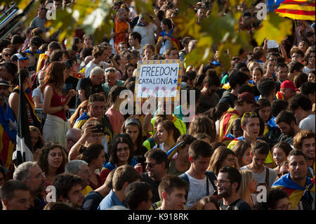 Barcelone, Catalogne. Sep 21, 2017. L'Espagne. Septembre 21th, 2017. 20,000 personnes sont concentrées avant le tsjc de réclamer la liberté de la "prisonniers politiques". jusqu'à présent il y a 14 détenus et enregistrements dans les ministères de l'économie, de l'extérieur, la protection sociale et de gouvernance en plus de l'entreprise indra qui est en charge de l'accueil des fonctionnaires de la generalitat. crédit : charlie perez/Alamy live news Banque D'Images