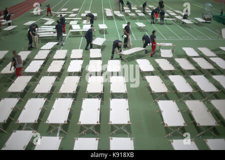 Dortmund, Allemagne. Sep 21, 2017 Personnel paramédical. Préparer le helmut-koernig-halle comme pour l'hébergement d'urgence pour les résidents de l'hannibal hochhauskomplex high-rise building complex, qui est d'être évacués en raison de questions de sécurité-incendie, à Dortmund, en Allemagne, le 21 septembre 2017. crédit : ina fassbender/dpa/Alamy live news Banque D'Images