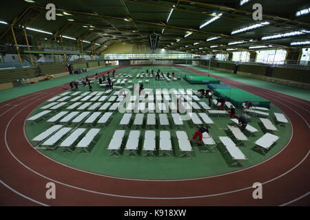 Dortmund, Allemagne. Sep 21, 2017 Personnel paramédical. Préparer le helmut-koernig-halle comme pour l'hébergement d'urgence pour les résidents de l'hannibal hochhauskomplex high-rise building complex, qui est d'être évacués en raison de questions de sécurité-incendie, à Dortmund, en Allemagne, le 21 septembre 2017. crédit : ina fassbender/dpa/Alamy live news Banque D'Images