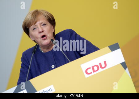 Giessen, Allemagne. 21 septembre 2017. Angela Merkel, chancelière allemande, a prononcé un discours de campagne électorale à la tête de l'Union chrétienne-démocrate et à la tête de la chancelière fédérale aux élections du Bundestag (24 septembre 2017) à Brandplatz à Giessen, en Allemagne. Crédit: Christian Lademann Banque D'Images