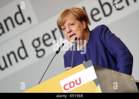 Giessen, Allemagne. 21 septembre 2017. Angela Merkel, chancelière allemande, a prononcé un discours de campagne électorale à la tête de l'Union chrétienne-démocrate et à la tête de la chancelière fédérale aux élections du Bundestag (24 septembre 2017) à Brandplatz à Giessen, en Allemagne. Crédit: Christian Lademann Banque D'Images