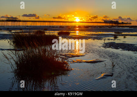 Southport, Merseyside, Coucher de soleil sur Southport. 21 août 2017. Météo britannique. Après une journée ensoleillée et chaude dans le nord ouest de l'Angleterre, un magnifique coucher de soleil plonge dans l'horizon derrière la célèbre jetée victorienne de Southport Merseyside. Credit : Cernan Elias/Alamy Live News Banque D'Images