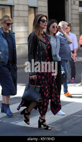 Milan, cindy crawford, après la parade va pour le déjeuner et puis l'ex top model shop et actrice américaine cindy crawford, à Milan pour assister à la parade de fille kaia gerber sur la passerelle de Dolce & Gabbana, arrive au centre après avoir assisté à une parade, va à déjeuner à 'sambuco di bacaro' dans la via Montenapoleone, et lorsqu'il se met hors de vous prendre une longue marche à la boutique "borsalino" pour acheter un chapeau. Banque D'Images