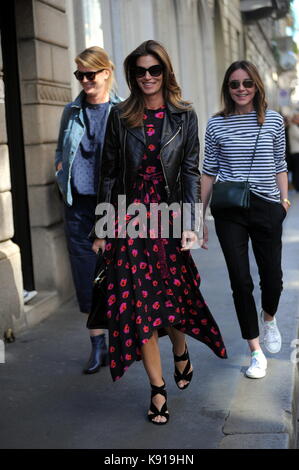 Milan, cindy crawford, après la parade va pour le déjeuner et puis l'ex top model shop et actrice américaine cindy crawford, à Milan pour assister à la parade de fille kaia gerber sur la passerelle de Dolce & Gabbana, arrive au centre après avoir assisté à une parade, va à déjeuner à 'sambuco di bacaro' dans la via Montenapoleone, et lorsqu'il se met hors de vous prendre une longue marche à la boutique "borsalino" pour acheter un chapeau. Banque D'Images